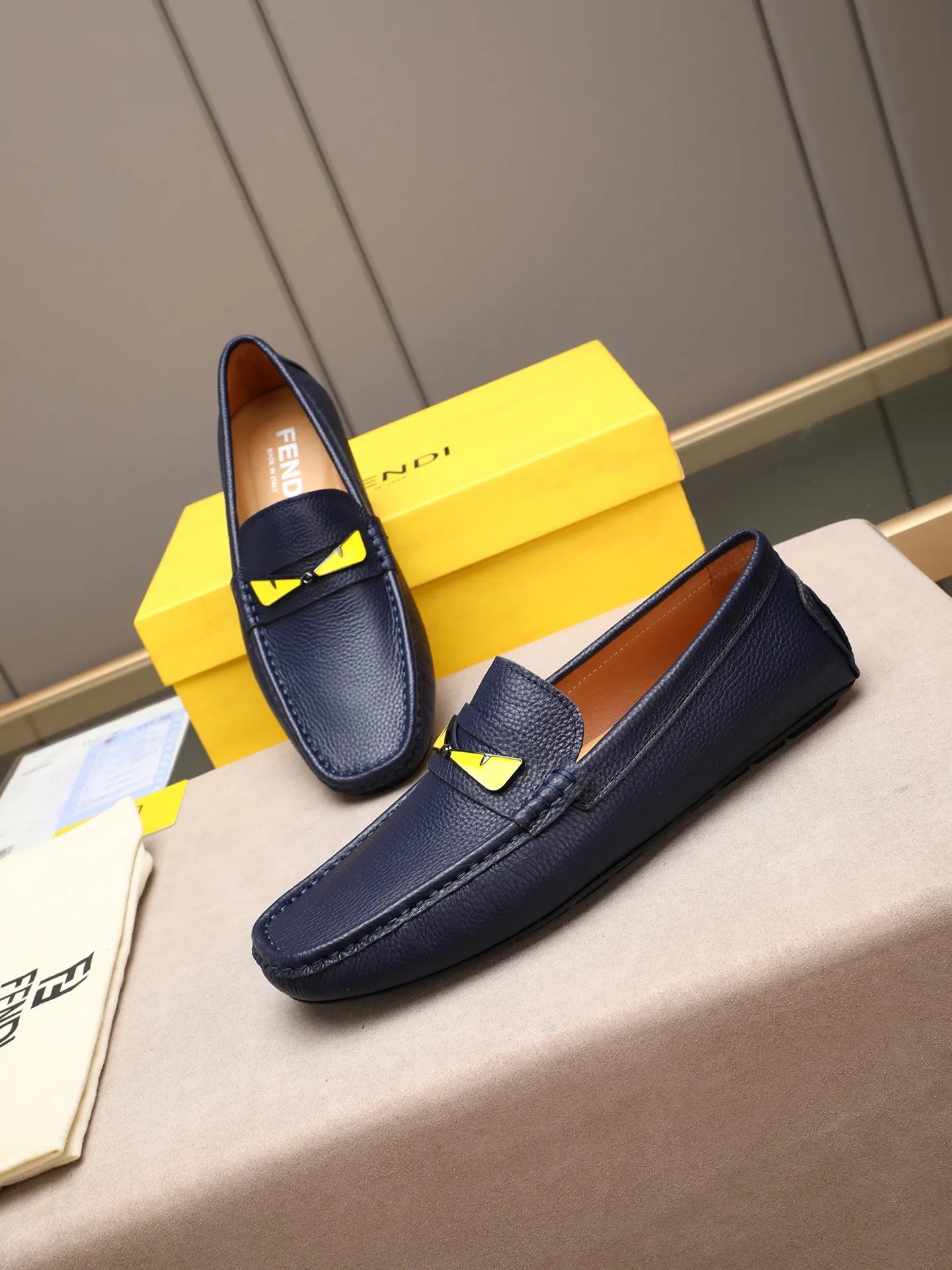 Men's shoes 💰400💰[FENDI] The little monster of Fendi F family, which is popular all over the world, is coming in a big way, the latest color, driving slip-on loafers, avant-garde and versatile fashion men's shoes, bun shoes, bean shoes👌👌👌 Private mold opening, 1:1 reproduction... The upper is made of first-layer cowhide, and the first-layer pigskin lining... is extremely comfortable, fashionable, simple, atmospheric and personalized [color] The side of the shoe is more refined, and the overall effect is handsome [ Turn in a circle][Turn in a circle]💭This hardware monster with eyes is not the popular version on the market🚳🚳Compared with the old model, it is more trendy, eye-catching and more classy🔰This summer, the little monster will subvert the old ideas and share the fashion with you🔱A must-have for fashionistas! Must keep it for yourself! Online outsole, high-end quality workmanship. Color: black, blue, white, red. Matching code: 38-44 (45 46 47 customized) (standard leather shoe size)